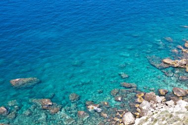 Tremiti Adaları manzarası. Kaya taşı sahili manzarası. San Domino Adası, İtalya: çakırkeyif kayalık kıyı şeridinin manzaralı manzarası. Adriyatik Denizi. Puglia, İtalya.