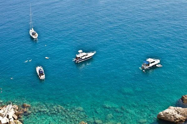 Vue Sur Les Îles Tremiti Bateaux Près Une Côte Rocheuse — Photo