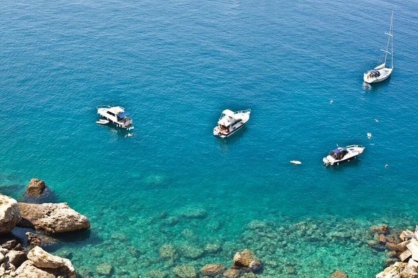 Veduta Delle Isole Tremiti Barche Vicino Una Costa Rocciosa Isola — Foto Stock