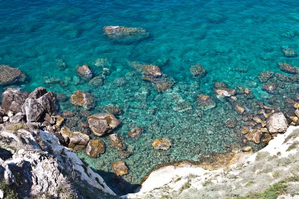 Tremiti Adaları manzarası. Kaya taşı sahili manzarası. San Domino Adası, İtalya: çakırkeyif kayalık kıyı şeridinin manzaralı manzarası. Adriyatik Denizi. Puglia, İtalya.