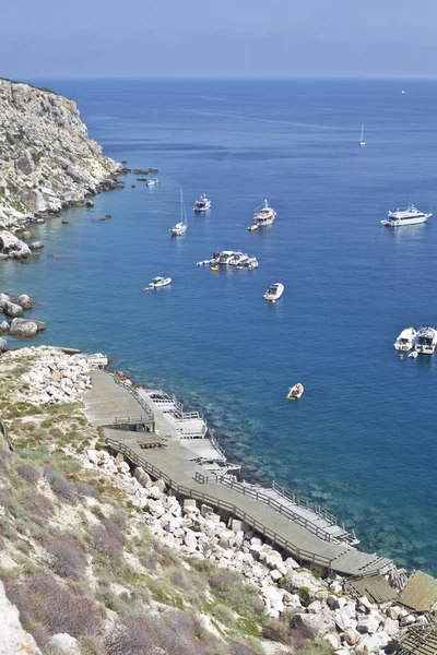 Vue Sur Les Îles Tremiti Bateaux Près Une Côte Rocheuse — Photo