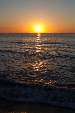 Denizin üstünde kızıl gün batımı. Güzel gün batımı. İtalya, Calabria 'da Tyrhenian Denizi gün batımı.