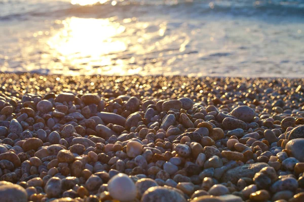 Schöne Meereslandschaft Atemberaubender Blick Auf Die Kieselküste Milden Sonnenuntergang Romantischer — Stockfoto