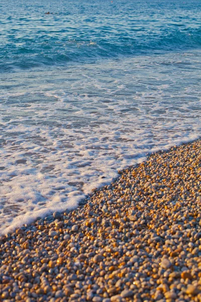 海边的鹅卵石 蓝色的泰瑞尼亚海波涛汹涌意大利卡拉布里亚 — 图库照片