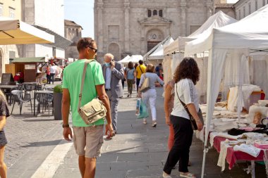 Ascoli Piceno, İtalya - 20 Eylül 2020: Ascoli Piceno sokaklarında antika ve antika pazarı, büyük antika ve antika pazarı. 