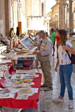 Ascoli Piceno, İtalya - 20 Eylül 2020: Ascoli Piceno sokaklarında antika ve antika pazarı, büyük antika ve antika pazarı. 