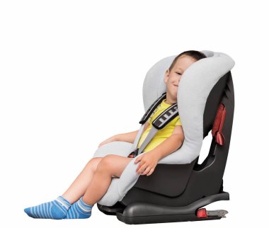 üç yaşındaki çocuk, üzerinde beyaz izole bir otomobil çocuk sandalyede oturur.