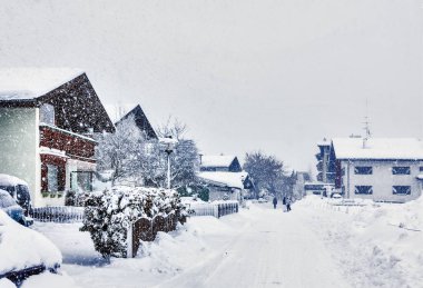 Bir Kirchberg in Tirol, kış, yoğun kar yağışı, süpürüp götürdü-up yol