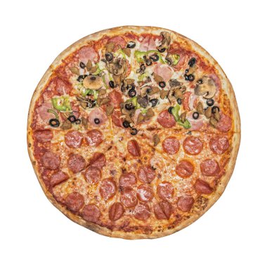 Yarım pizza. Domates sosu, peynir mozzarella, sucuk, güzel kokulu domuz eti, jambon, petrol, tatlı yeşil biber, soğan, zeytin. Beyaz arka plan üzerinde izole