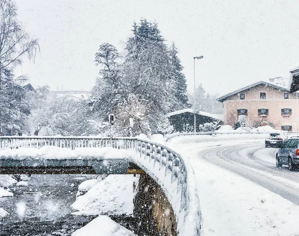 Kirchberg Tirol Vinter Snöfall Floden Med Snöflingor Bilen Går Svepte — Stockfoto
