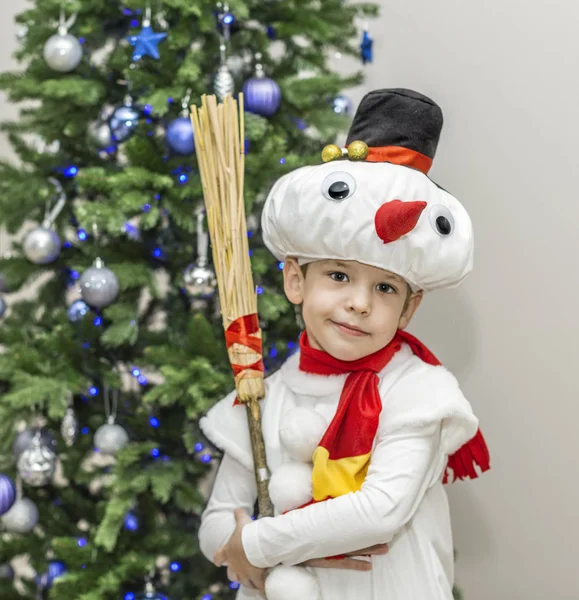 Karnaval Kostümleri Kardan Adamlar Çocuk Noel Köknar Ağacı Önce Ellerini — Stok fotoğraf