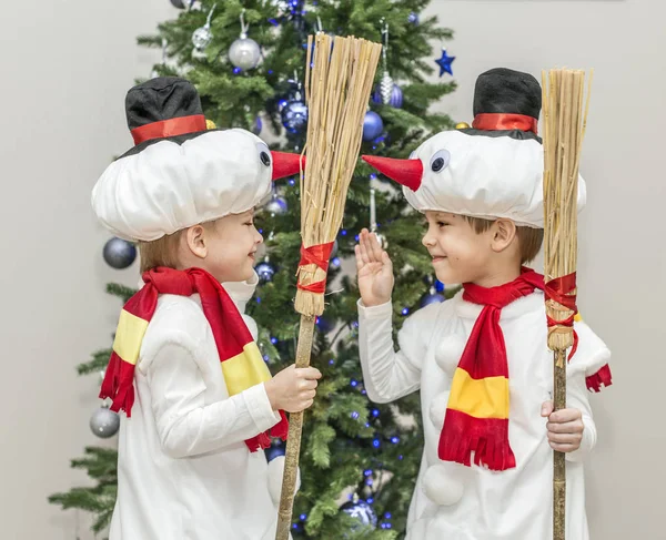 Çocuklar Kardan Adam Karnaval Kostümleri Ikiz Noel Köknar Ağacı Önce — Stok fotoğraf