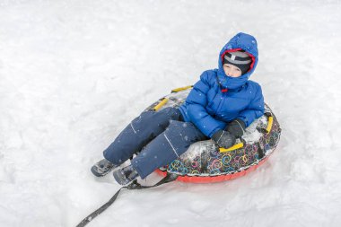 Karda şişme sledge, kar Tüp, iç tüp, çocukla yatıyor