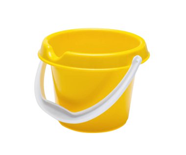 Plastik parlak oyuncak sarı kova izole üzerinde beyaz