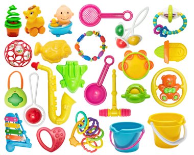 Plastik oyuncaklar: kova, diş oyuncaklar, dizi sallandı. Beyaz izole yenidoğan için plastik parlak oyuncak