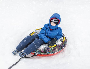 Karda şişme sledge, kar Tüp, iç tüp, çocukla yatıyor