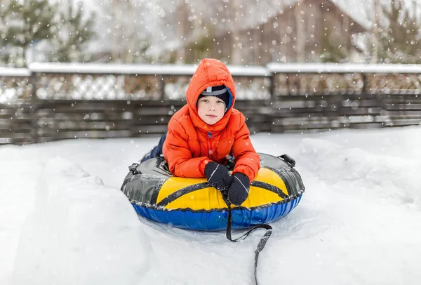 Chico Con Trineo Inflable Tubo Nieve Tubo Interior Miente Nieve —  Fotos de Stock