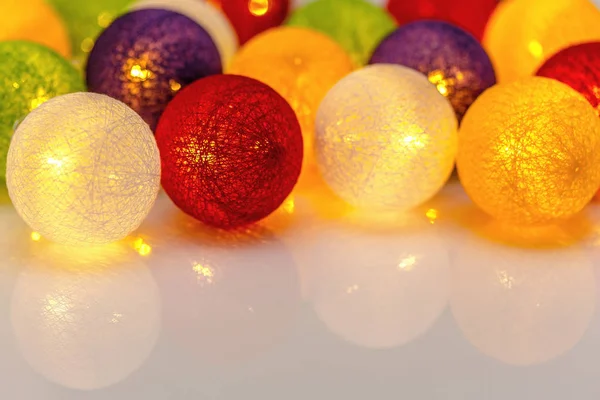 Brillantes Esferas Guirnalda Navidad Hilos Sobre Fondo Blanco — Foto de Stock