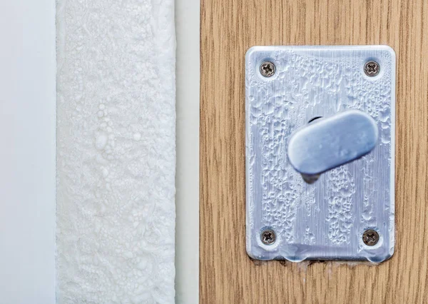 入り口のドアが凍結しています ひどい霜 氷と霜屋内 — ストック写真