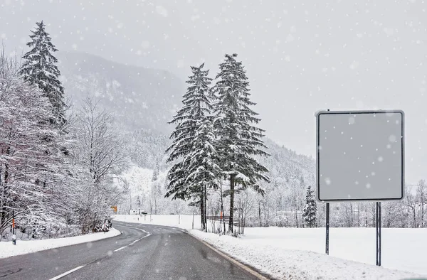 Заснеженный Зимний Лес Снегопад Альпах Табличка Дороге Вашего Текста — стоковое фото