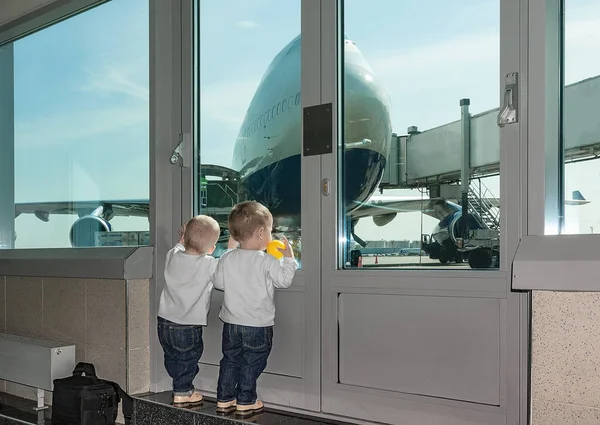 Gemelos Dos Años Esperan Aeropuerto Los Niños Miran Por Ventana —  Fotos de Stock