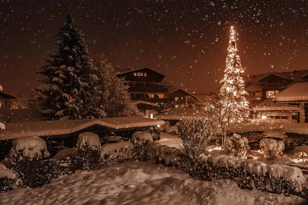 オーストリア クリスマスで飾られた中庭 — ストック写真