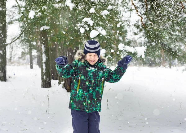 Έξι Έτος Παλαιό Αγόρι Κόστος Κάτω Από Χιόνι Ντους Νιφάδες — Φωτογραφία Αρχείου