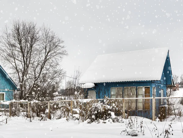 Casa Abbandonata Nel Villaggio Inverno Nevicate — Foto Stock