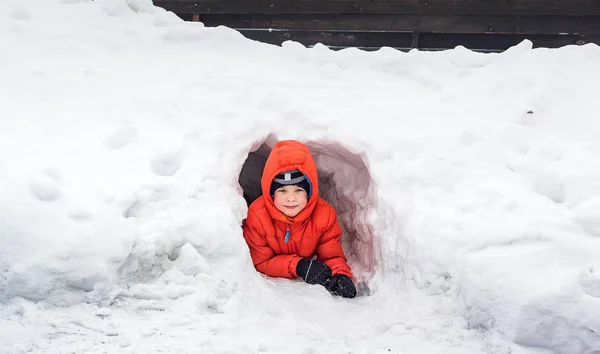 Niño Seis Años Mirando Desde Una Cueva Nieve —  Fotos de Stock