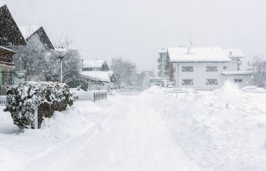 Yoğun kar yağışı, kötü görüş, blizzard, frost, kış. Alpler, Avusturya. House, çam ve köknar ağaçları. Kirchberg.