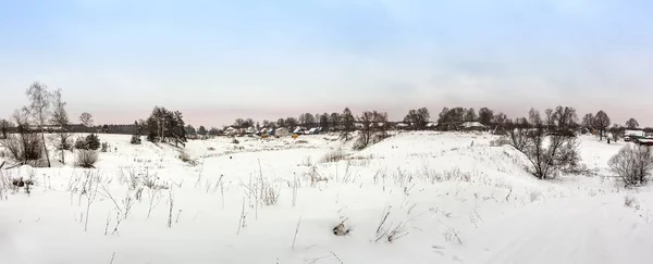 凍るような冬の日のロシアの村 — ストック写真