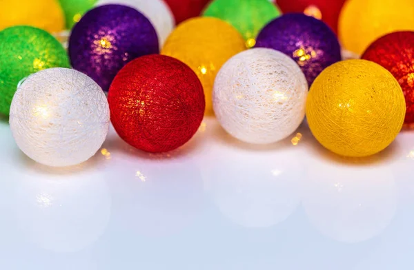 Brillantes Esferas Guirnalda Navidad Hilos Sobre Fondo Blanco — Foto de Stock