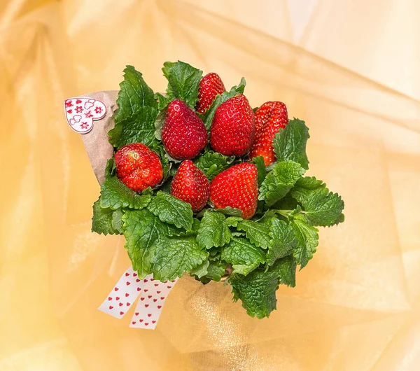Romantisches Bouquet Aus Erdbeere Und Minze Ist Mit Herz Dekoriert — Stockfoto