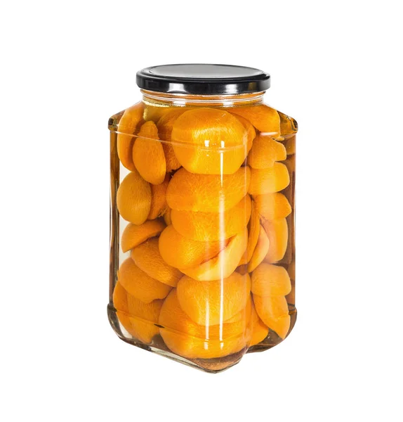 在玻璃瓶中的罐装 腌制的杏子 在白色上被隔离 — 图库照片