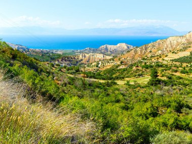 Bir bakış Korint Körfezi ve kayalar. Peloponnese. Yunanistan.
