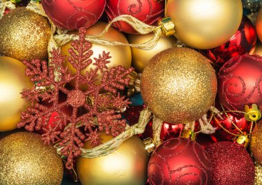 Kırmızı ve altın top ve kar taneleri, Noel arka plan