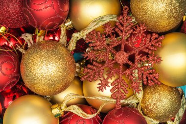 Kırmızı ve altın top ve kar taneleri, Noel arka plan