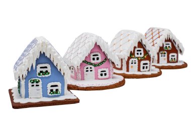Gingerbread köyü. Kurabiye evler, Noel, el yapımı. Beyaz izole.