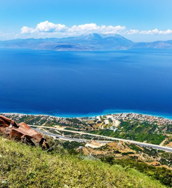 Uçurumdan yükseklikten Korint Körfezi'nin görünümü. Yunanistan. Peloponnese.