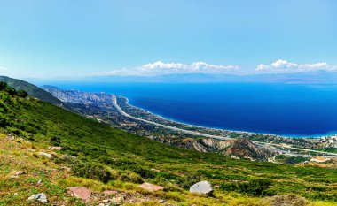 Uçurumdan yükseklikten Korint Körfezi'nin görünümü. Yunanistan. Peloponnese.