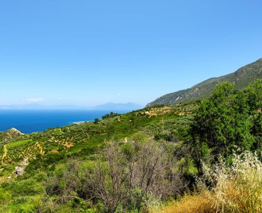 Uçurumdan yükseklikten Korint Körfezi'nin görünümü. Yunanistan. Peloponnese.