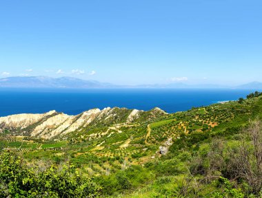 Uçurumdan yükseklikten Korint Körfezi'nin görünümü. Yunanistan. Peloponnese.