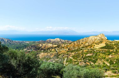 Bir bakış Korint Körfezi ve kayalar. Peloponnese. Yunanistan.
