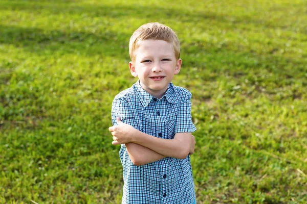 Menino Sete Anos Idade Uma Camisa Xadrez Dia Ensolarado Verão — Fotografia de Stock