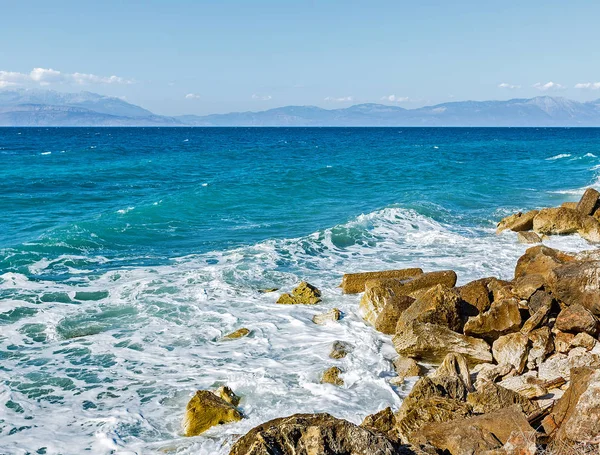 Corinthia Golfo Corinto Pedras Ondas Salpicos — Fotografia de Stock