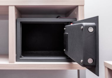 Otel odasında açık kasa