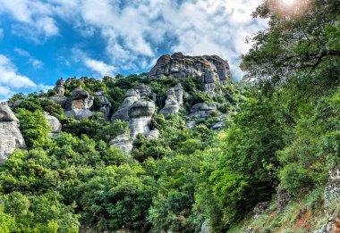 Yaz günü Meteora, Yunanistan kaya üstünde Manastırlar