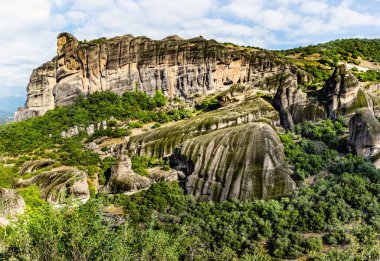 Yaz günü Meteora, Yunanistan kaya üstünde Manastırlar