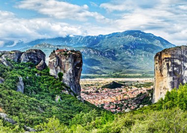 Kutsal teslis Manastırı üstüne uçurum var. Yaz günde Meteora, Yunanistan.