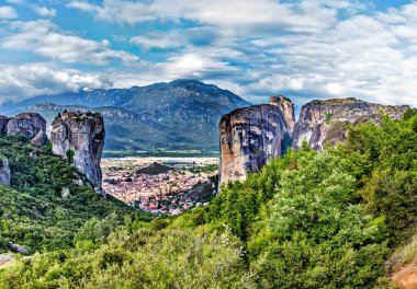 Kutsal teslis Manastırı üstüne uçurum var. Yaz günde Meteora, Yunanistan.